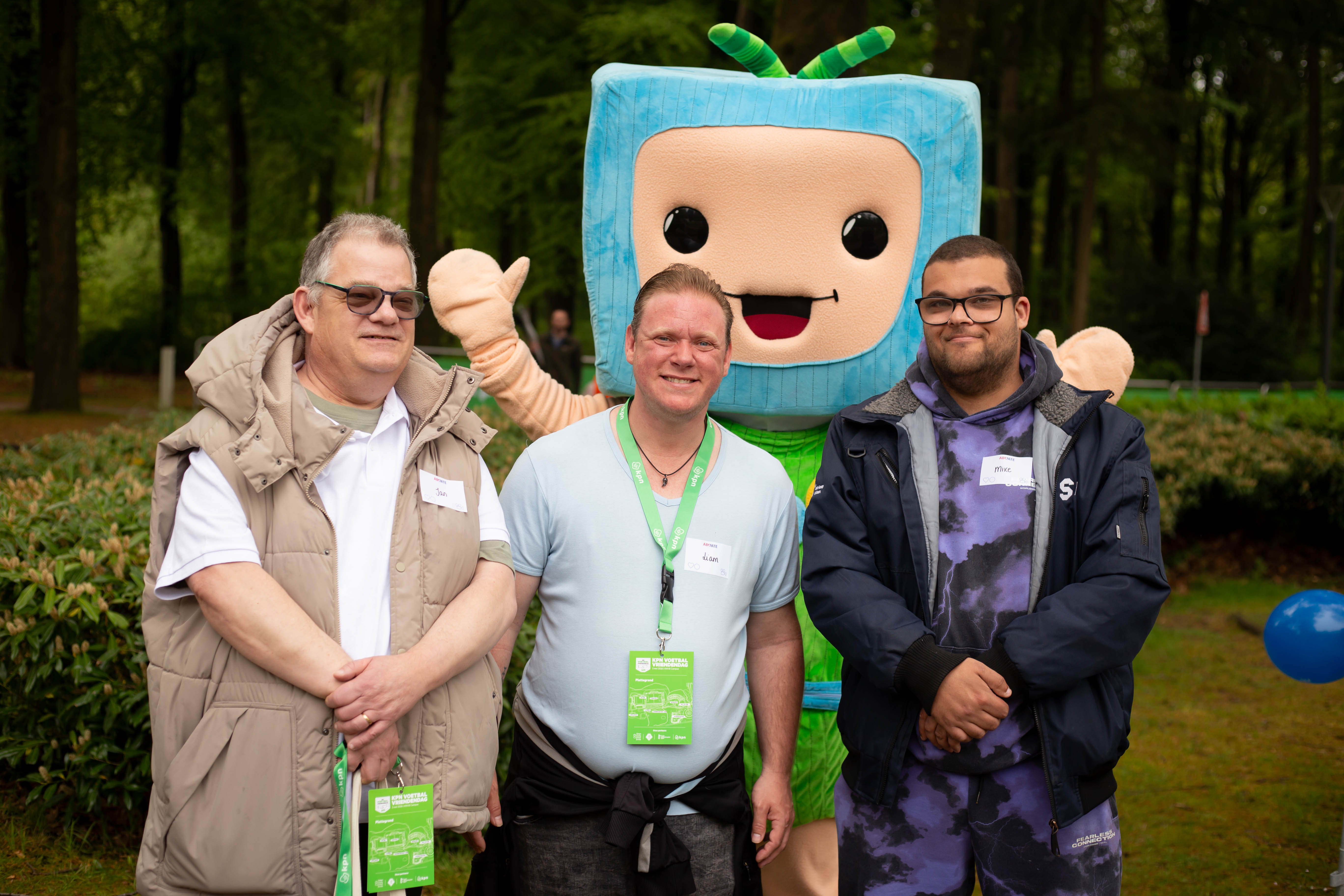 Jan, Liam en Mike op de foto met de mascotte.